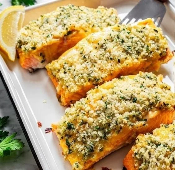 Frische und köstliche Lachsfilets, gebacken mit einer Honig-Senf-Glasur und einem knusprigen Semmelbrösel-Topping!